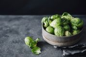 Eine Schale mit frischem Rosenkohl. Eine Schale mit frischem Rosenkohl.
